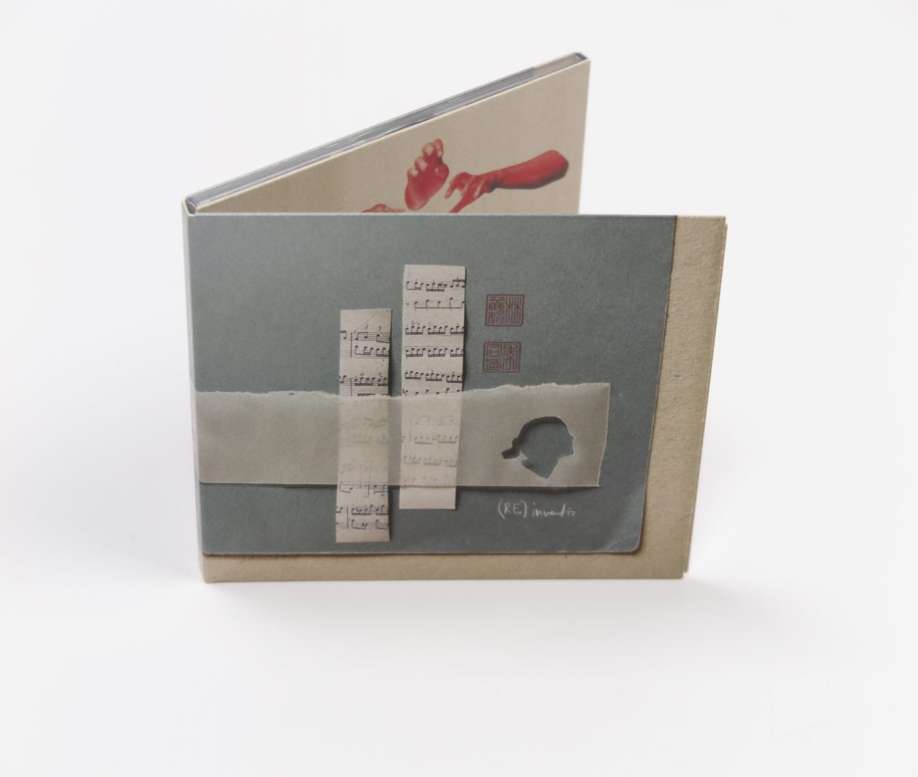 ‘(ré)inventions à deux pianos’ is a complete recomposition for two pianos of J.S. Bach’s 15 two-part inventions by Luxembourgish pianist Chiahu ‘Chia-Chia’ Lee. It’s a personal rewriting of Bach’s work from the original score in the style of classical music fused with pop, minimalism and smooth jazz. Upcoming events
